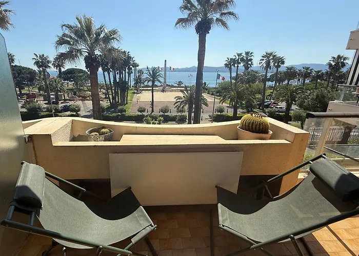 En Front De Avec Balcon